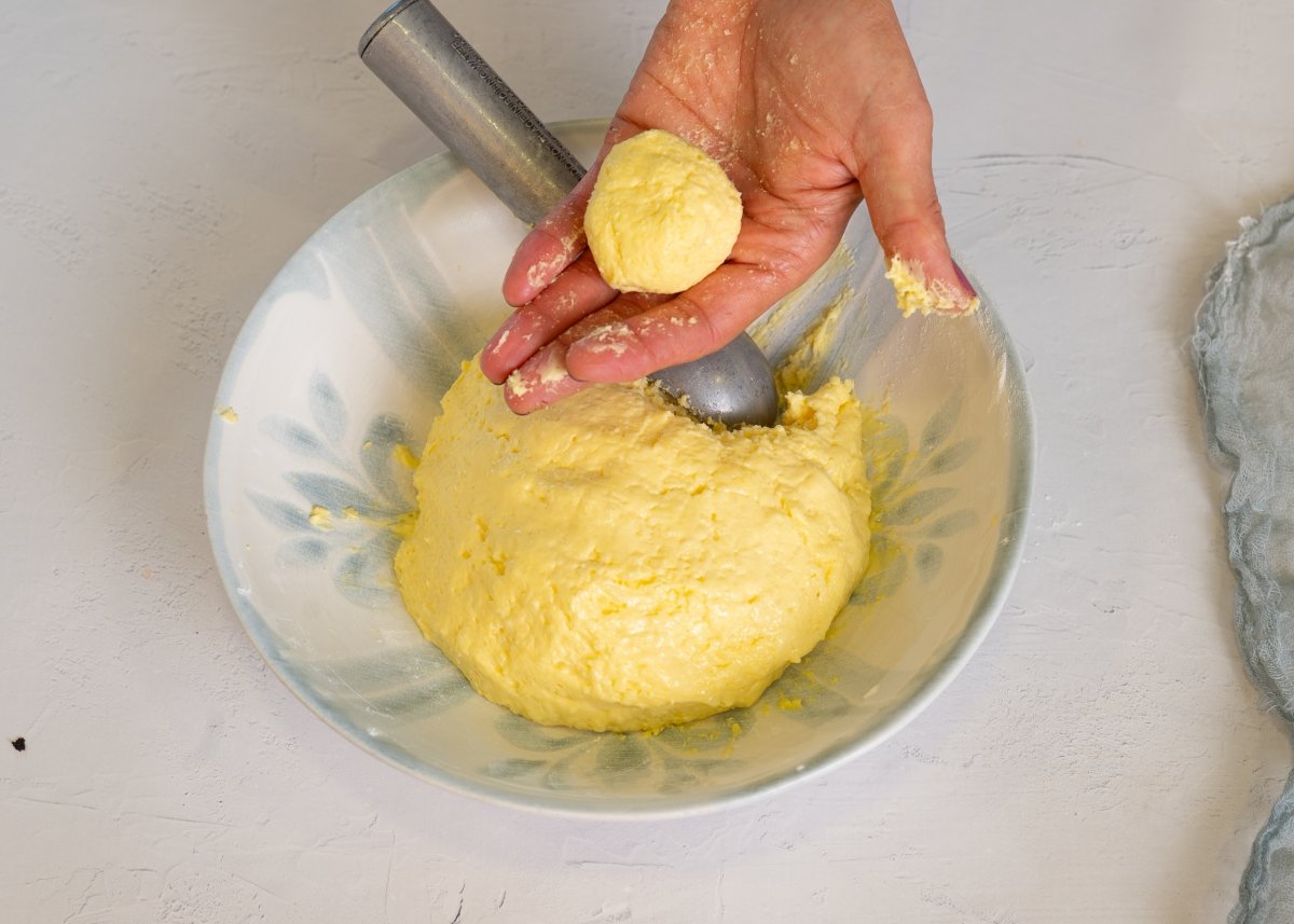Formando pan de yuca