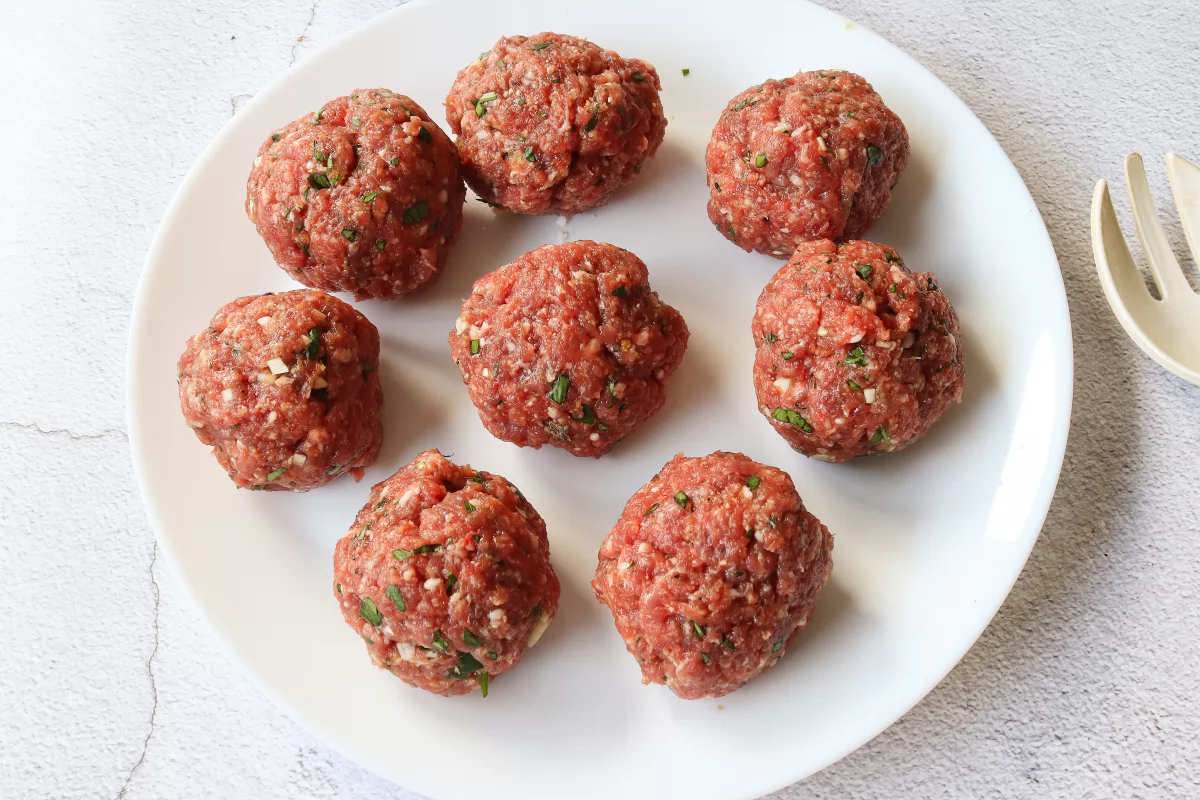 Formar bolas con la carne de los filetes rusos