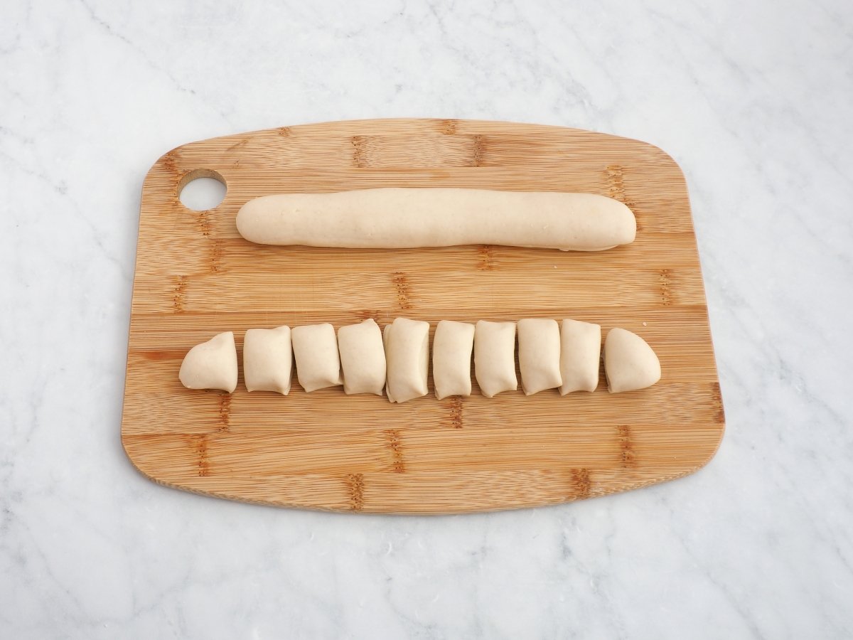 Formar cilindros de masa y cortarlos