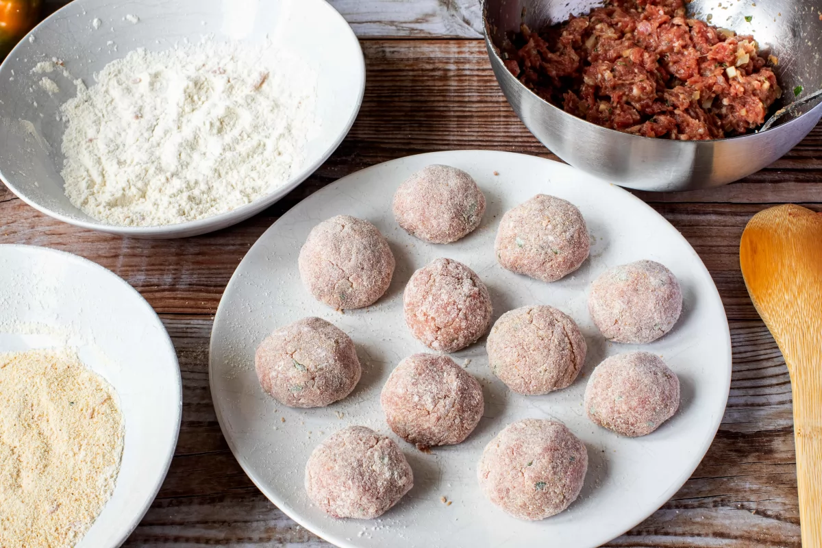 Formar las albóndigas y pasarlas por harina y pan rallado para freírlas y hacerlas en salsa