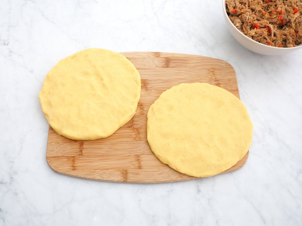 Formar las arepas para las aperas cabimeras