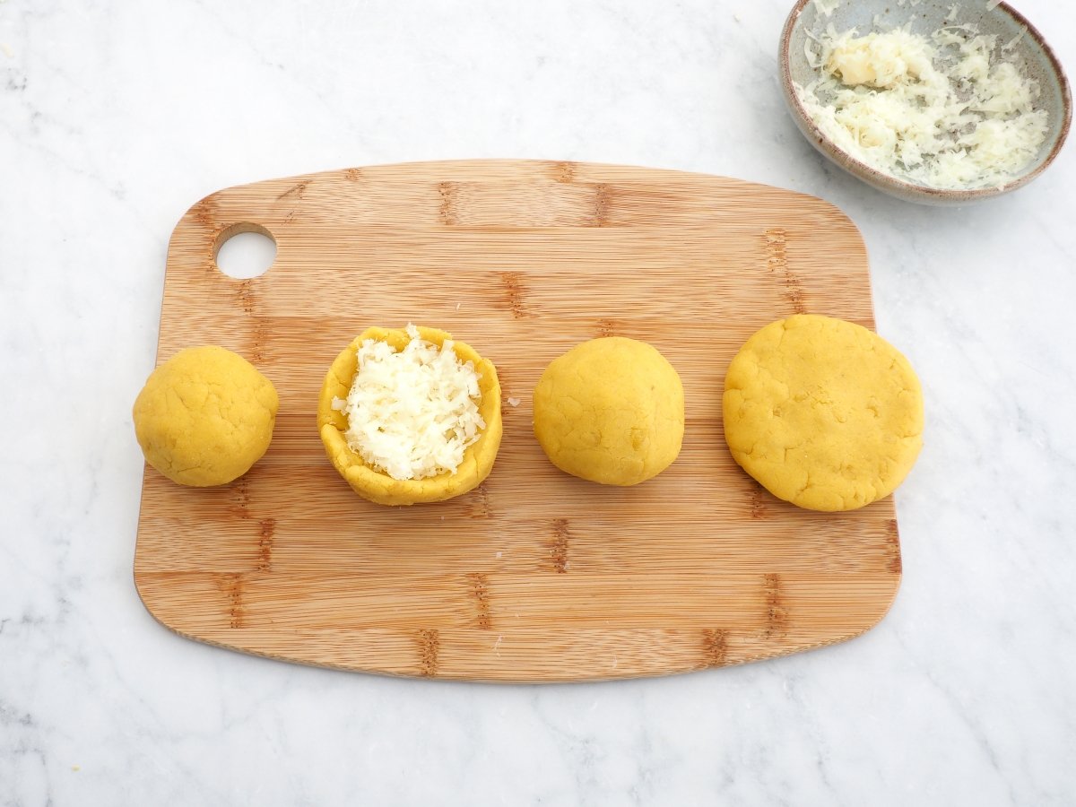 Formar las arepas rellenas de queso