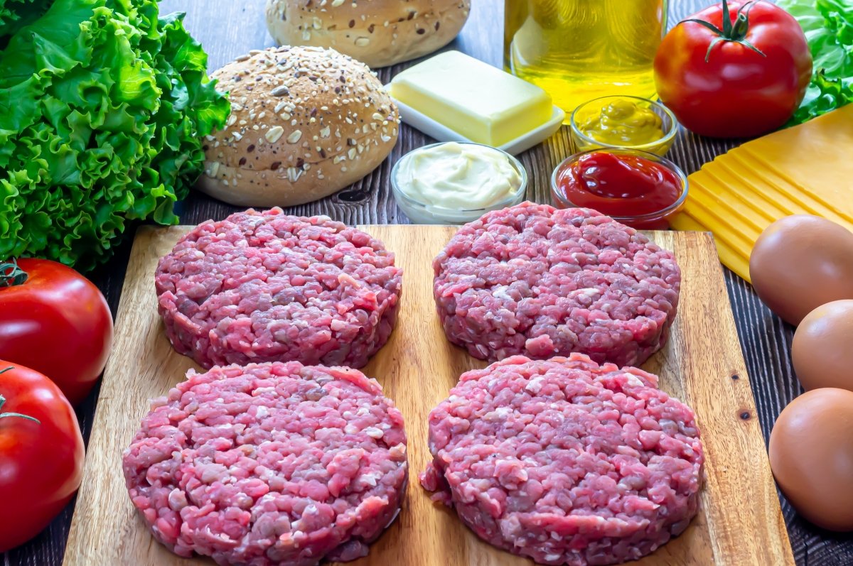Formar las hamburguesas de carne