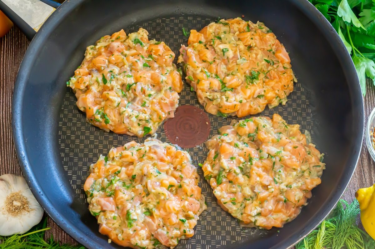 Formar las hamburguesas de salmón