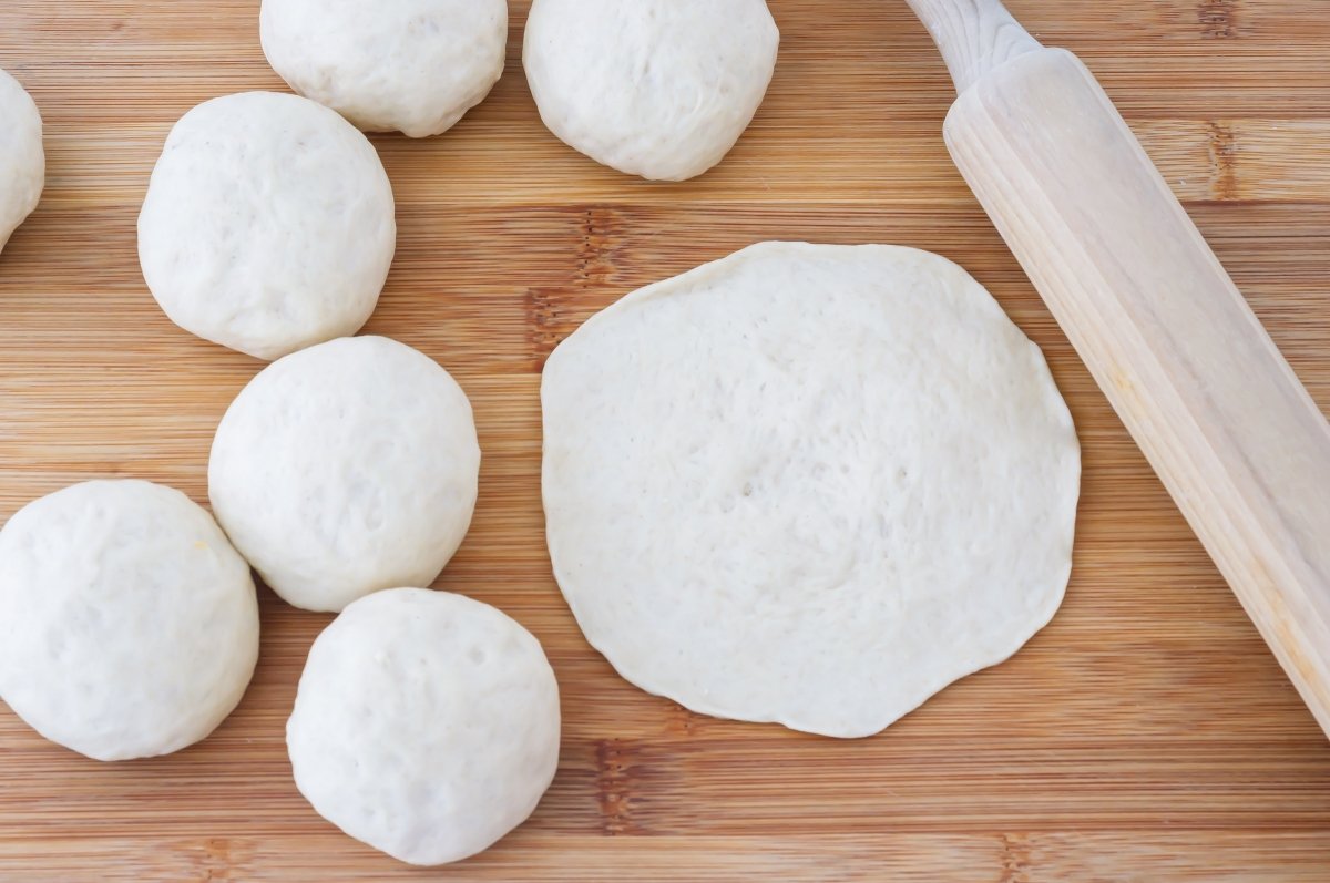 Formar las obleas de la masa de los baozi
