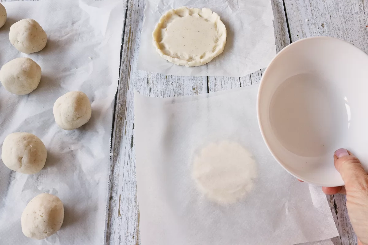 Formar las tortillas para las sopes de pollo