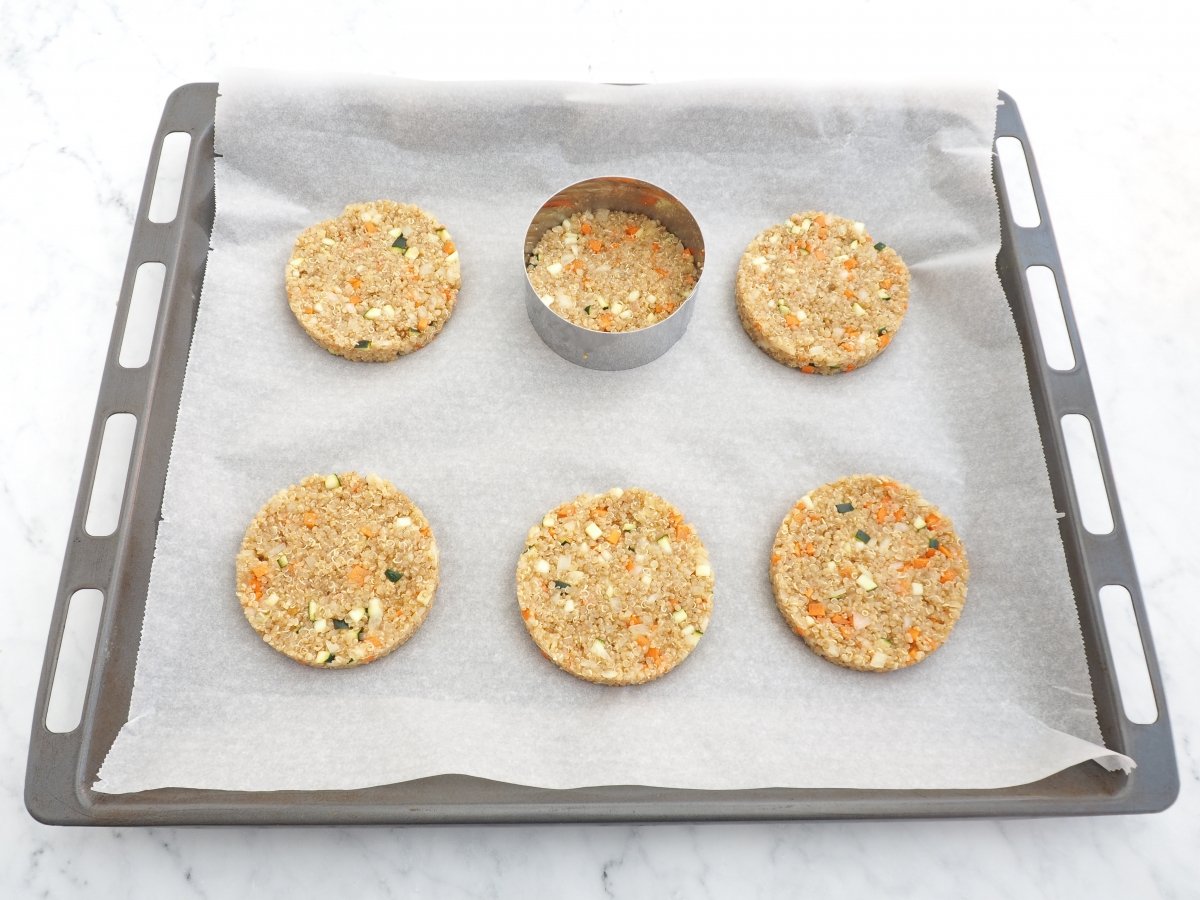 Formar las tortitas de quinoa