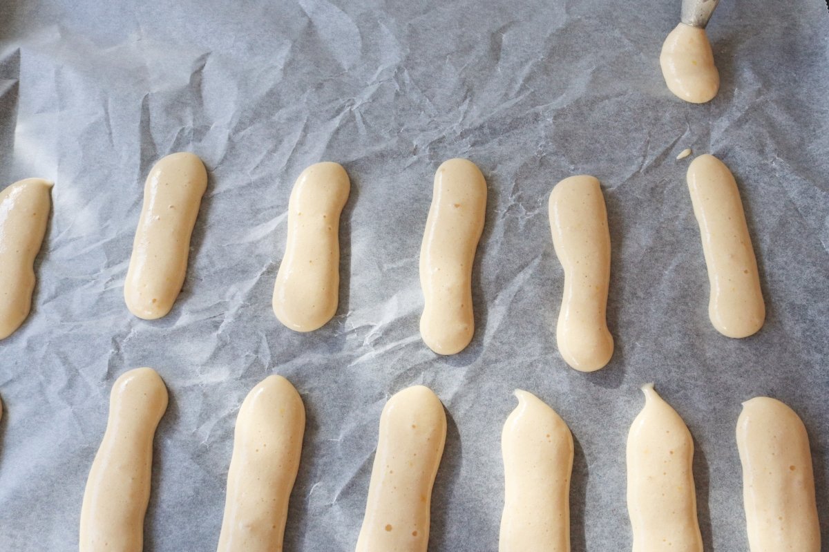 Formar los bizcochos de soletilla con la manga pastelera