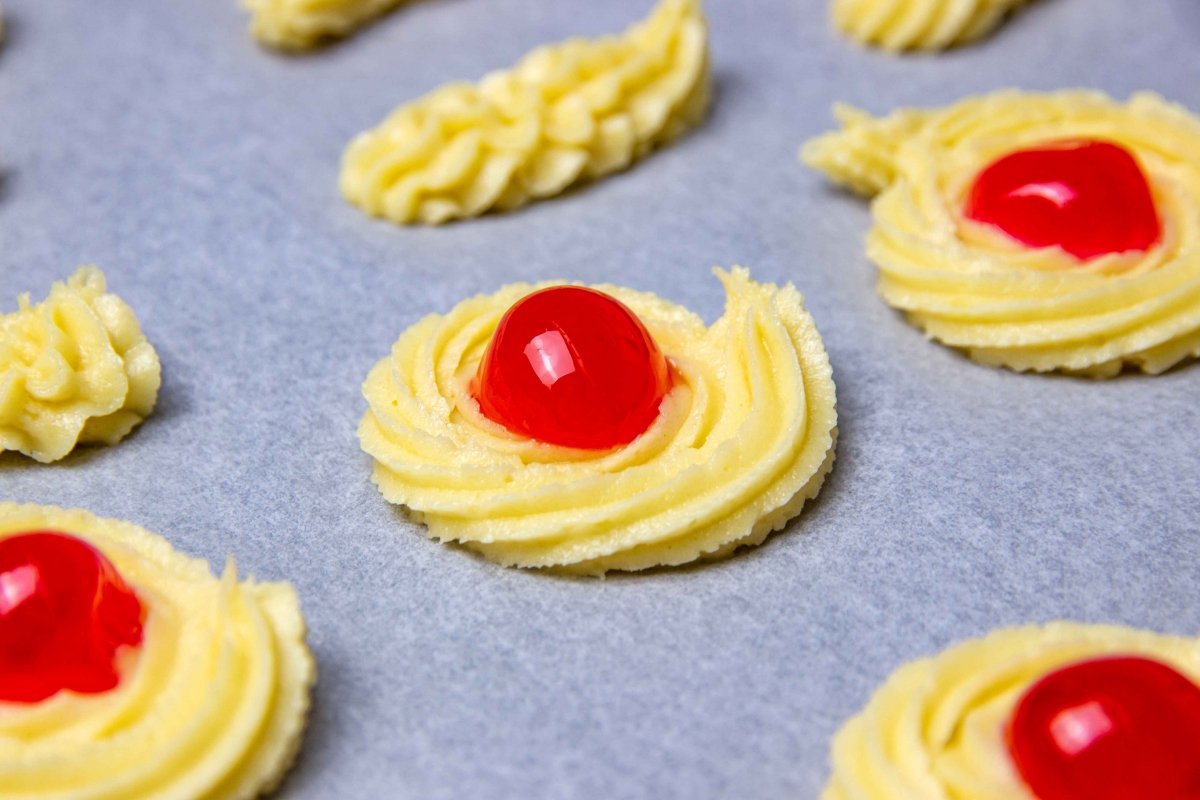 Forming tea cakes with cherry