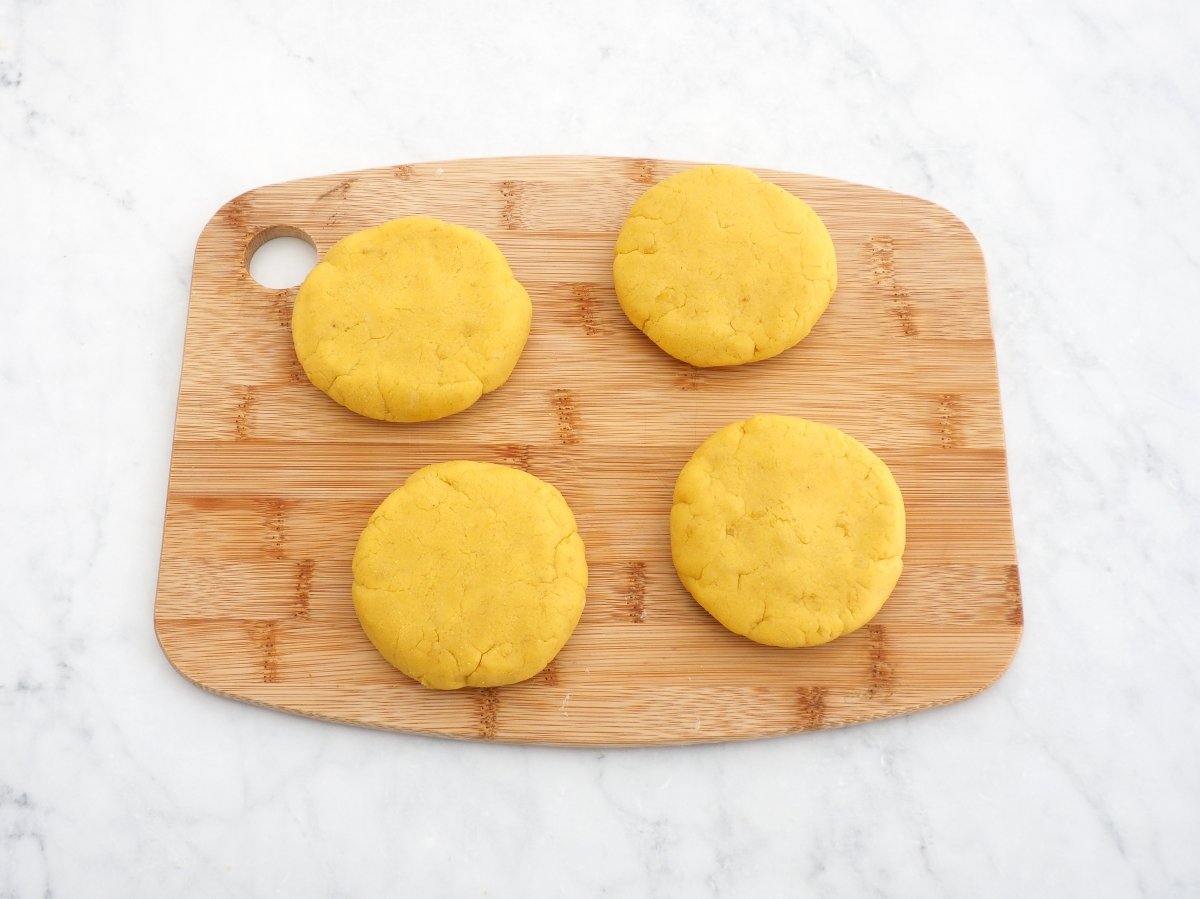 Formar todas las arepas de plátano maduro