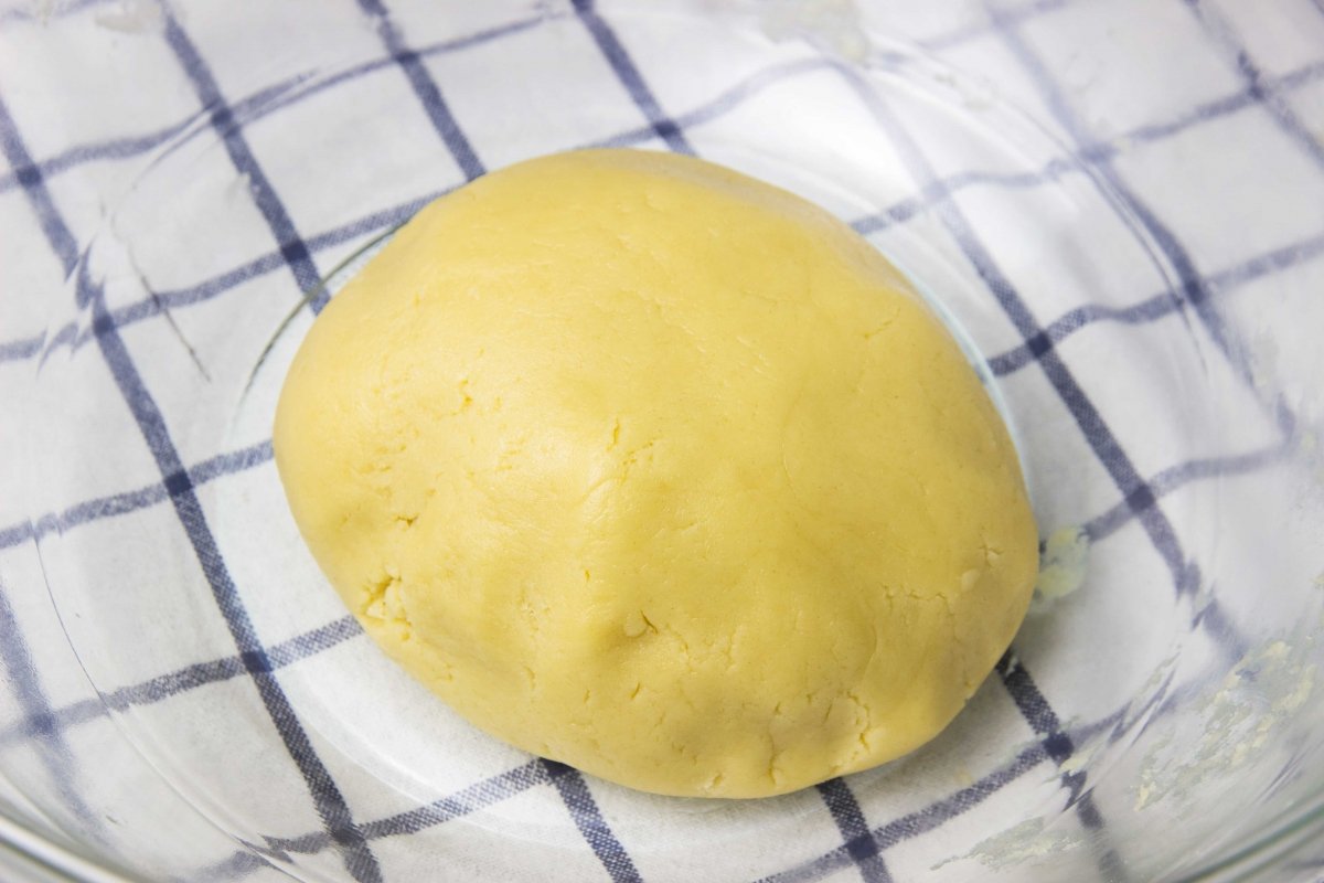 Shape the dough into a ball and rest to make the petit-beurre biscuits