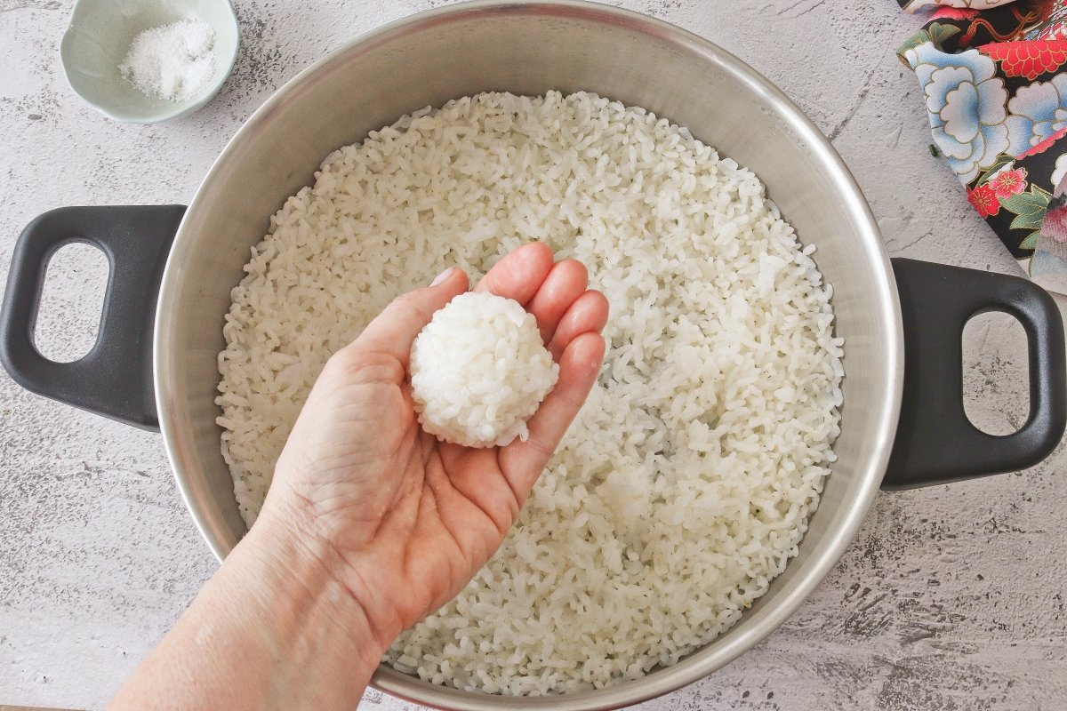 Formar una bola de arroz para hacer los onigiri