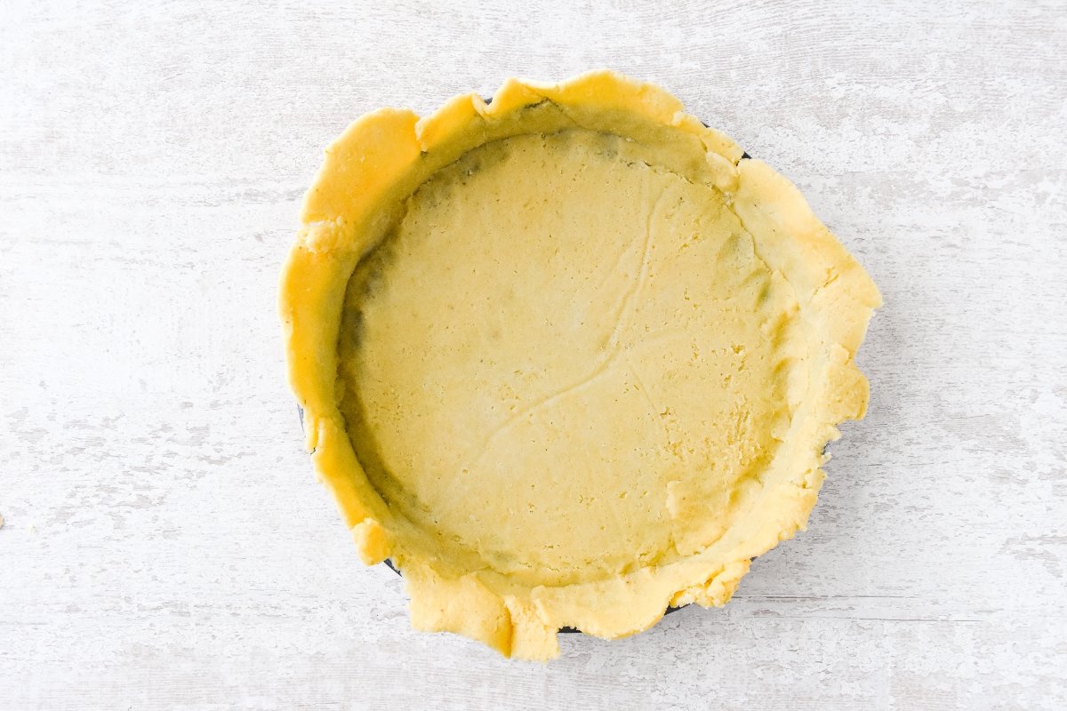 Forramos el molde con la masa de crostata