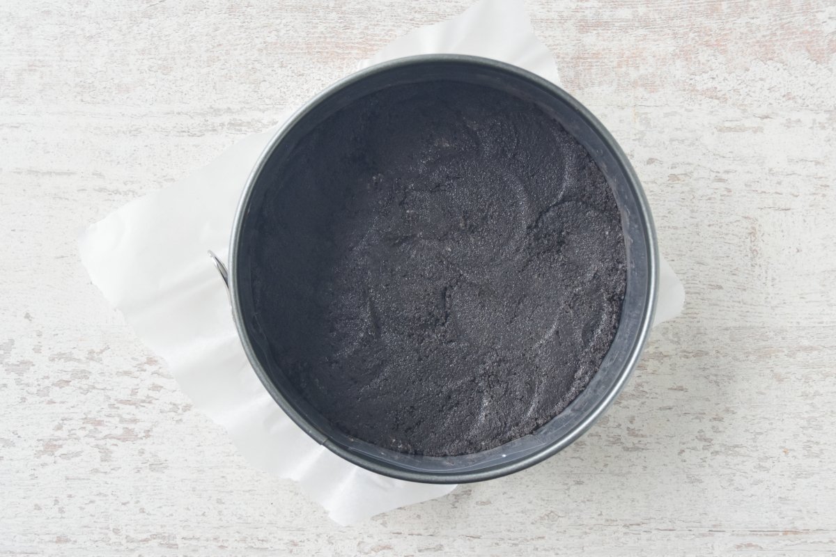 Forramos el molde de la tarta de oreo
