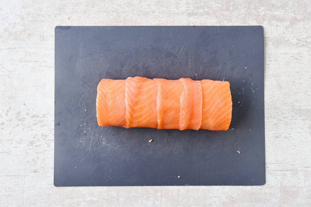 Forramos el rollo de pan con el salmón ahumado