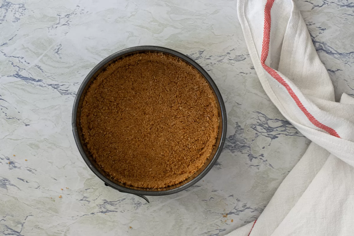 Tarta de queso y cuajada sin horno 5 Forramos la base y los laterales con la galleta de la tarta de queso y cuajada *