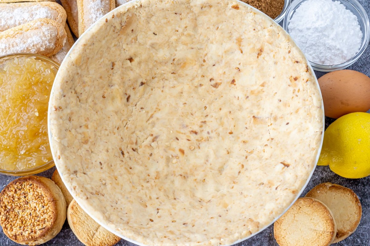 Forrar el molde de la cuajada de carnaval con los polvorones