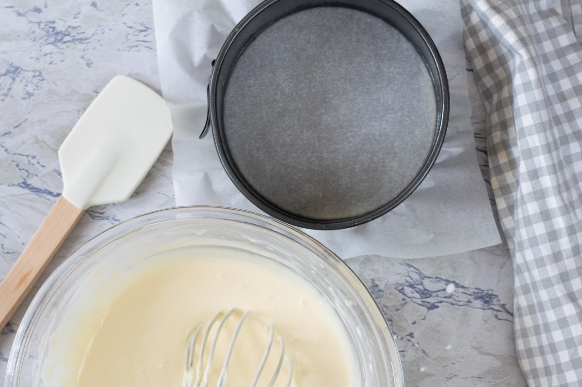 forrar y engrasar molde tarta de queso mascarpone horneada