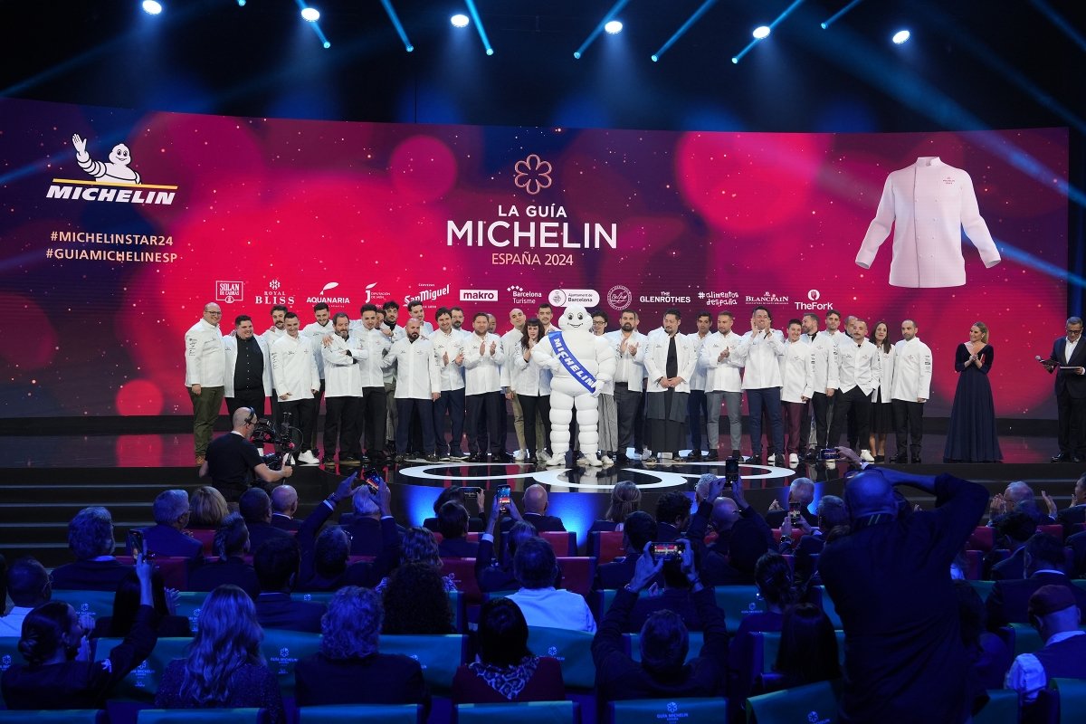 Foto de familia con los premiados en la Guía Michelin 2023