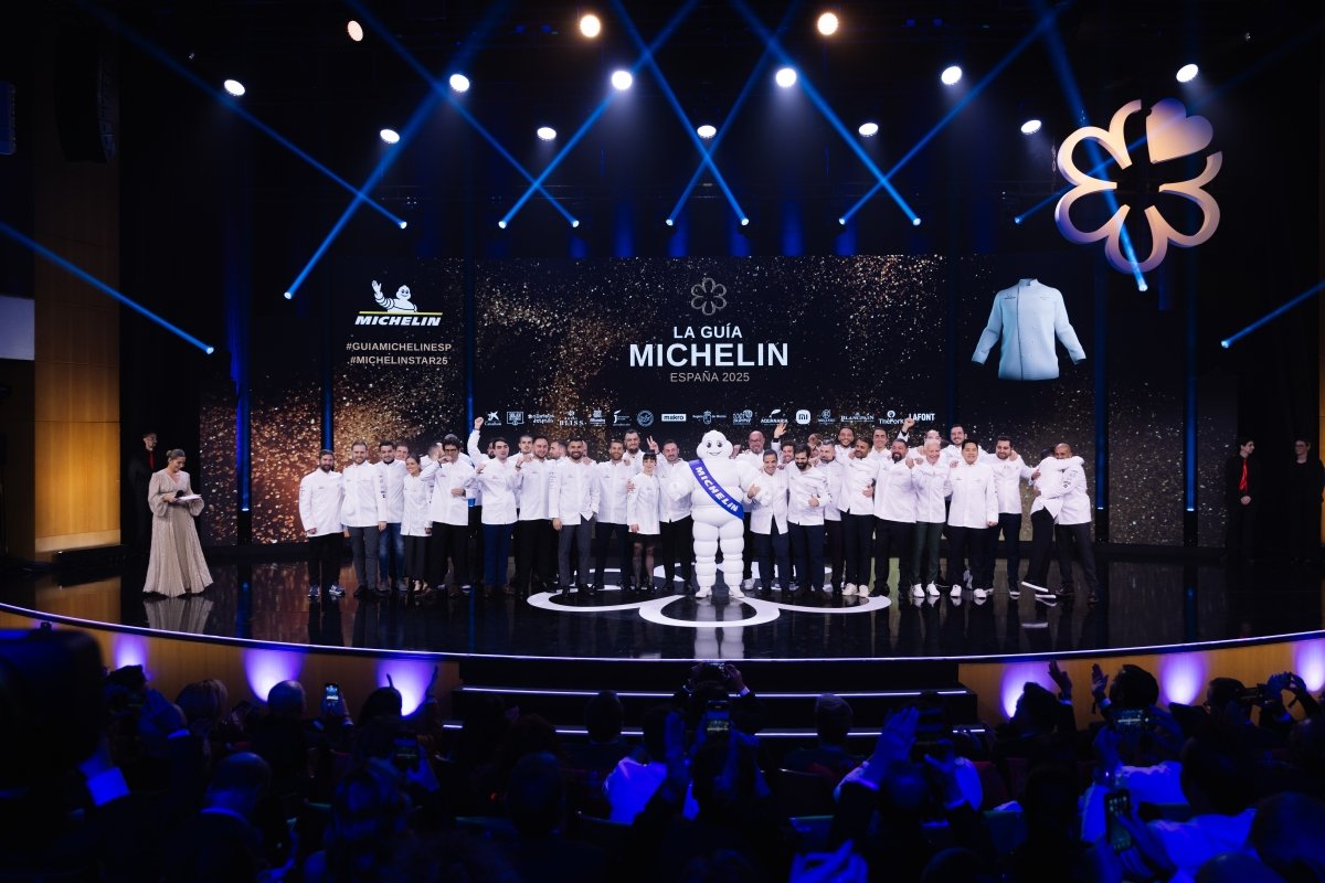 Foto de familia de los cocineros con nueva estrella en la Guía Michelin 2025