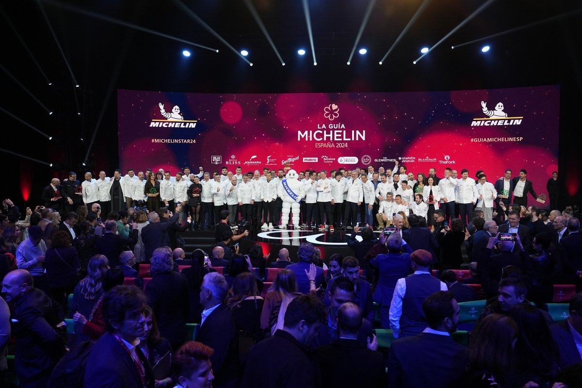 Foto de grupo con premiados en la Guía Michelin 2024