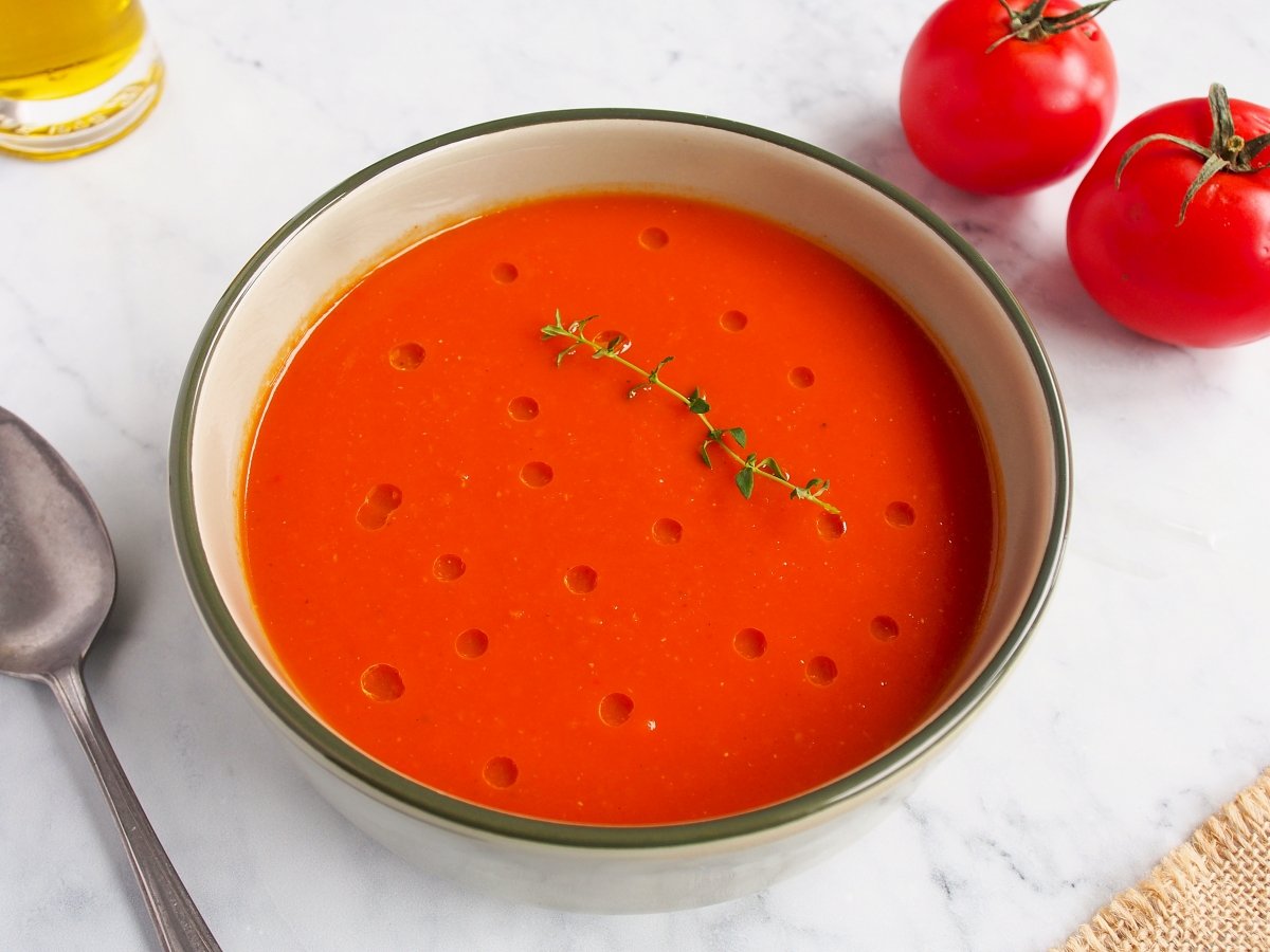 Foto de una sopa de tomate