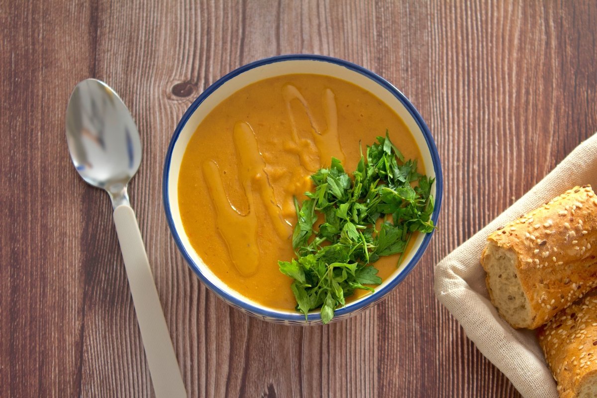 Foto final de la crema de lentejas al curry