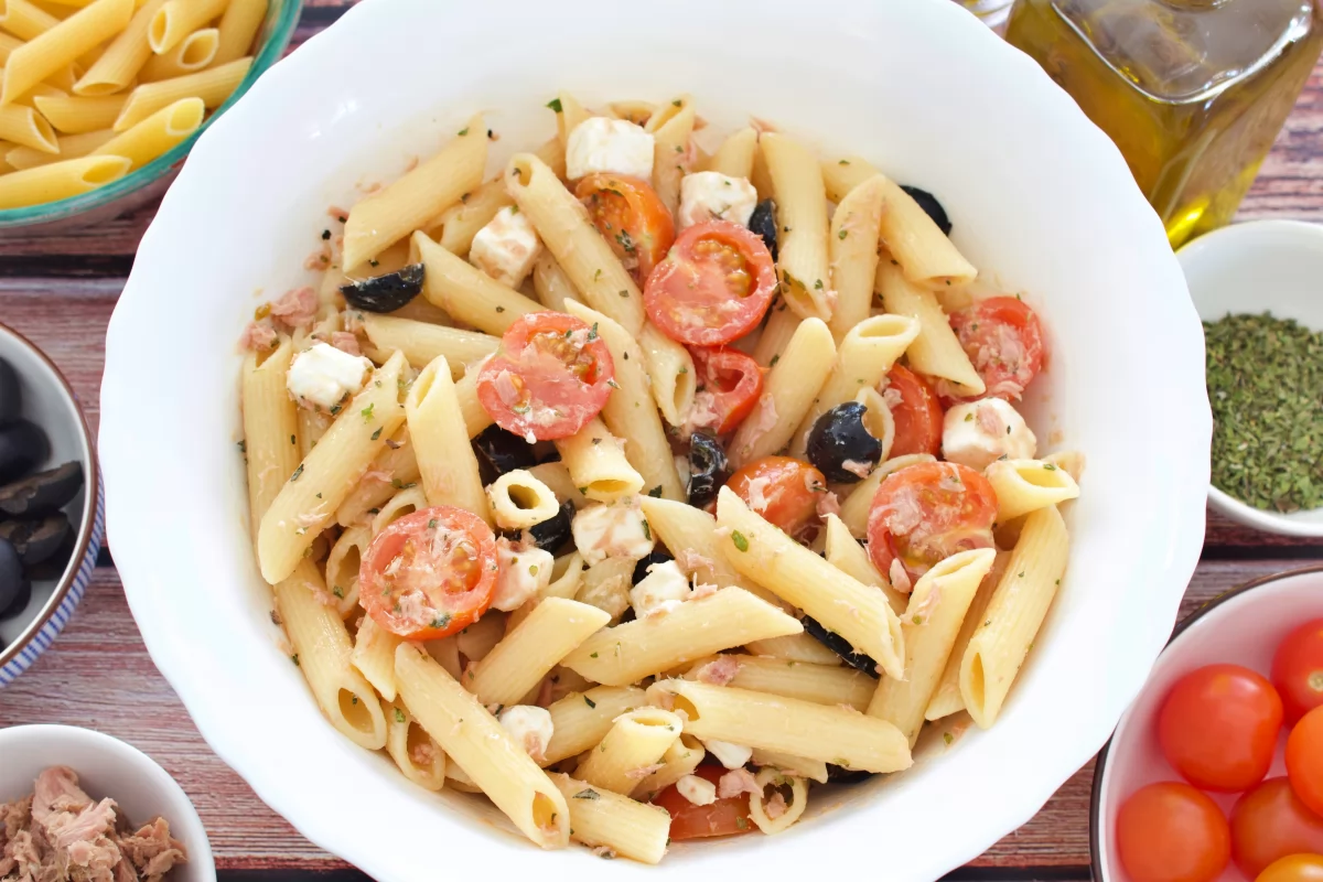 Foto final de la ensalada de macarrones fría