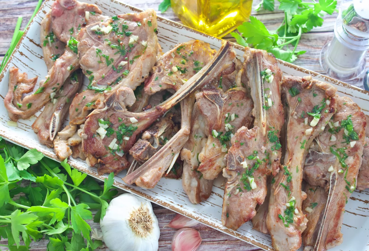 Foto final de las chuletas de cordero a la plancha