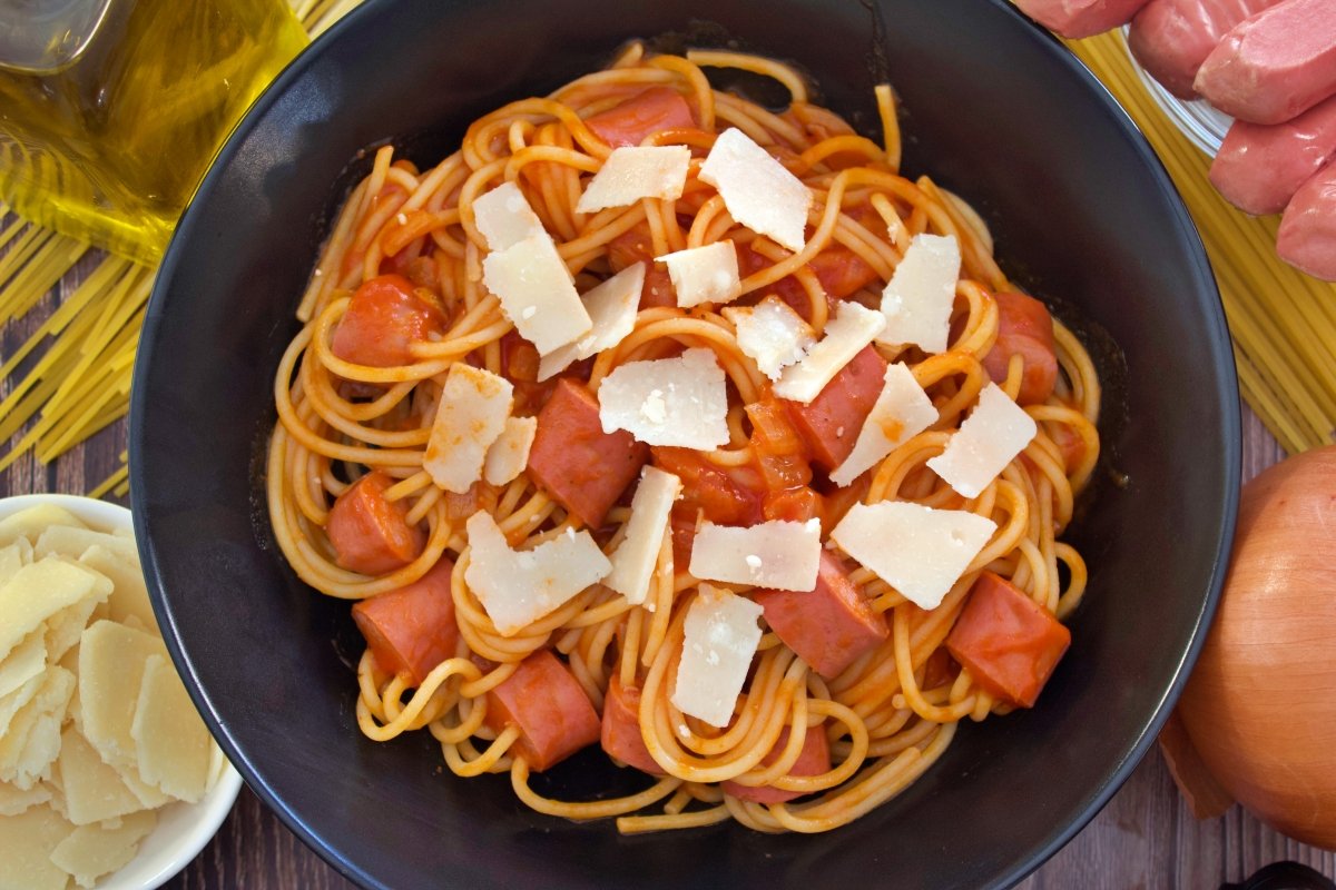 Foto final de los espaguetis con salchichas