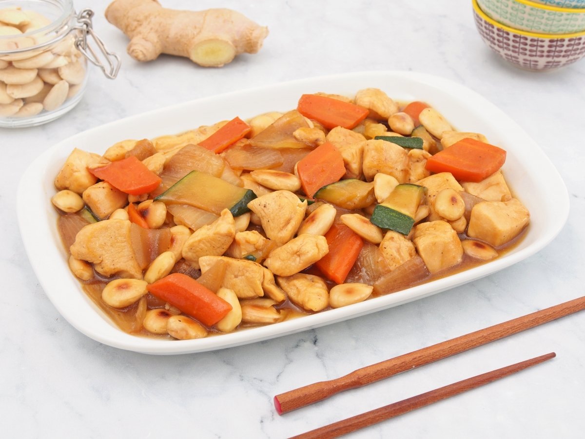 Foto final del pollo con almendras estilo chino