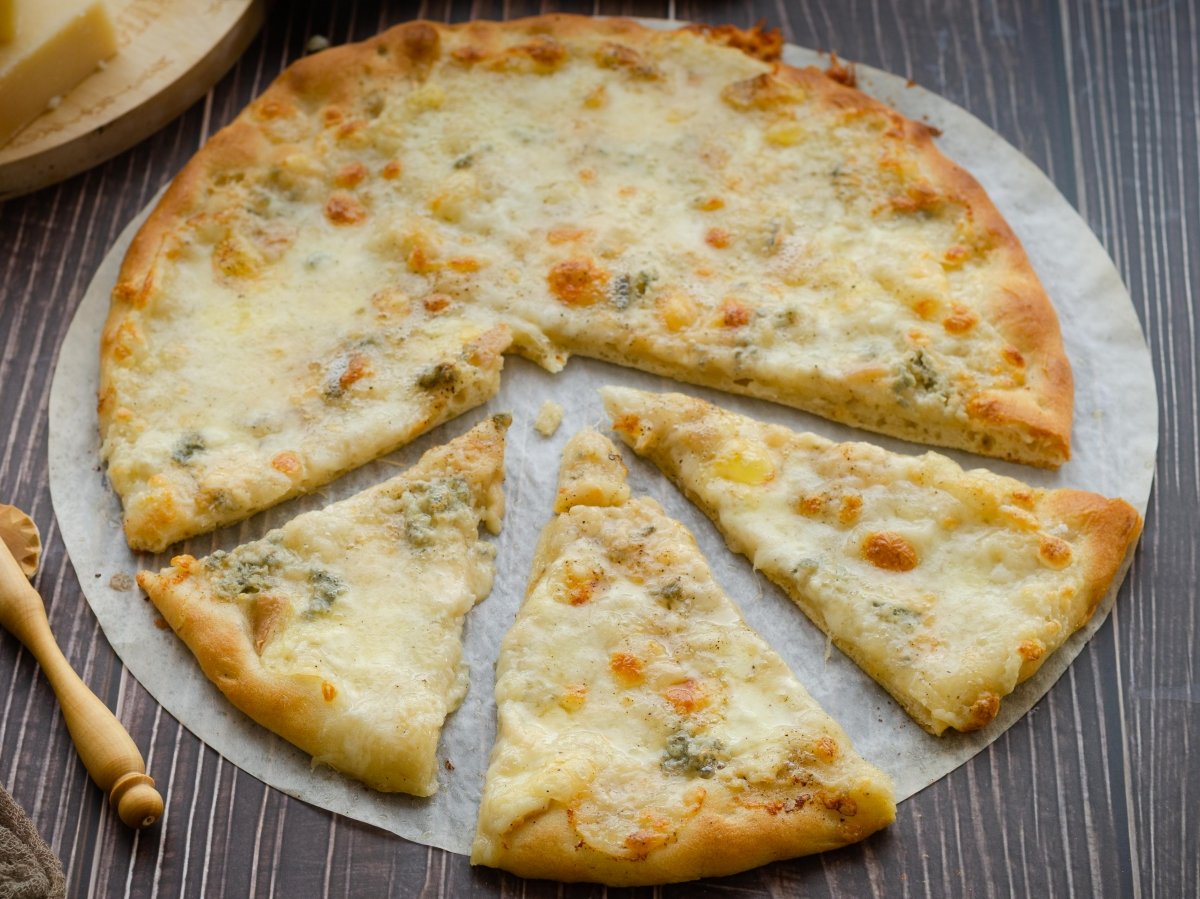 Foto de la pizza cuatro quesos
