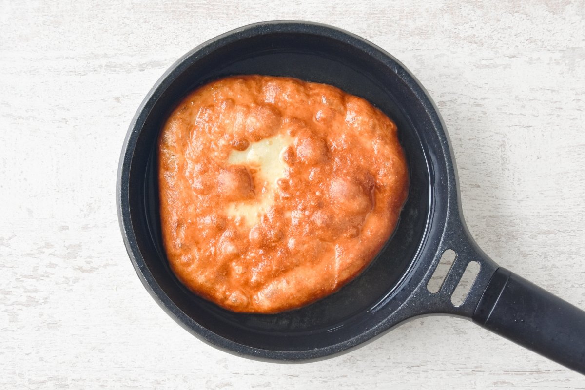 Freímos el lángos en la sartén con aceite