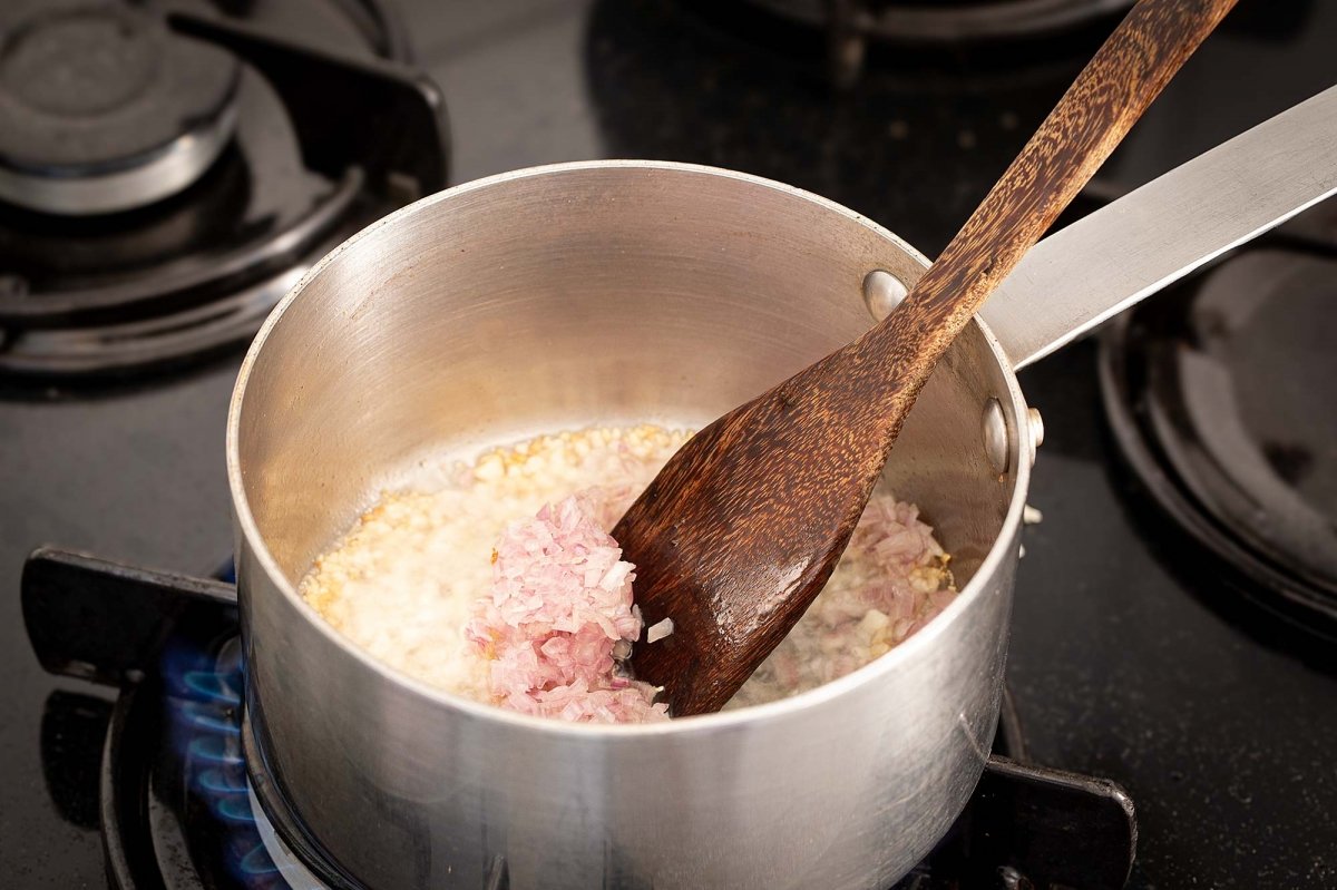 Freímos el tocino y la chalota