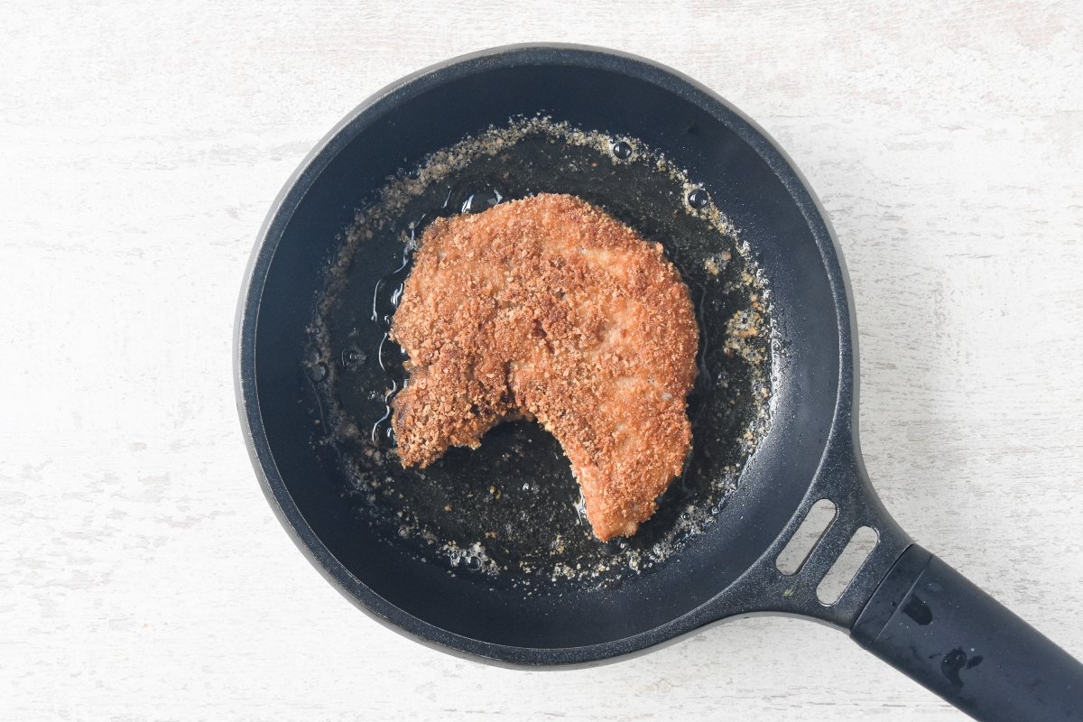 Freímos las chuletas de cerdo en aceite caliente