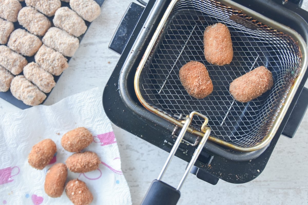 Freímos las croquetas de boletus