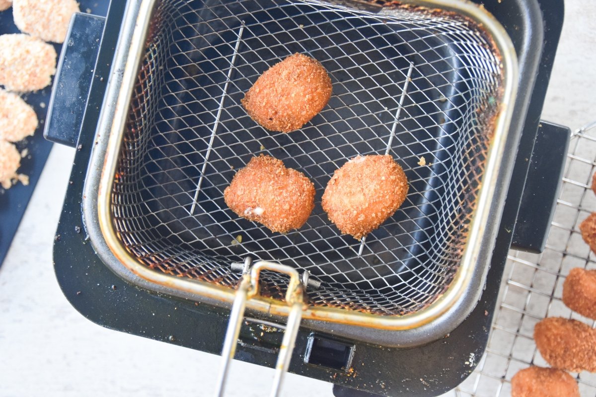 Freímos las croquetas de chistorra