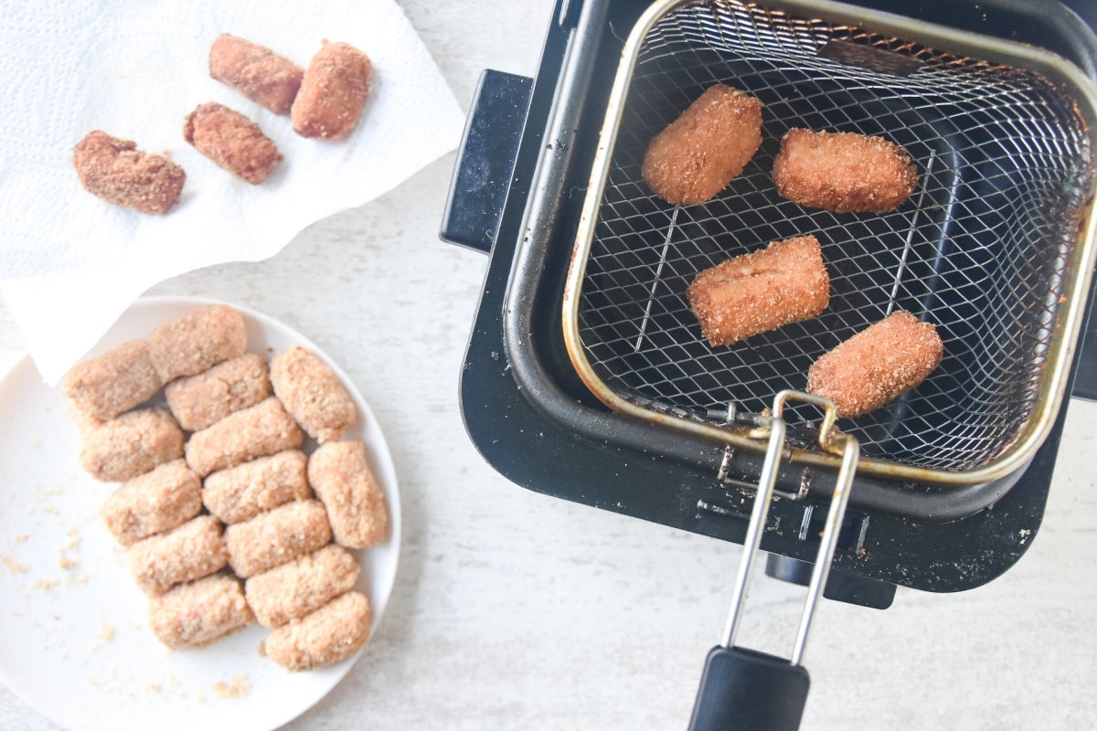 Freímos las croquetas de marisco