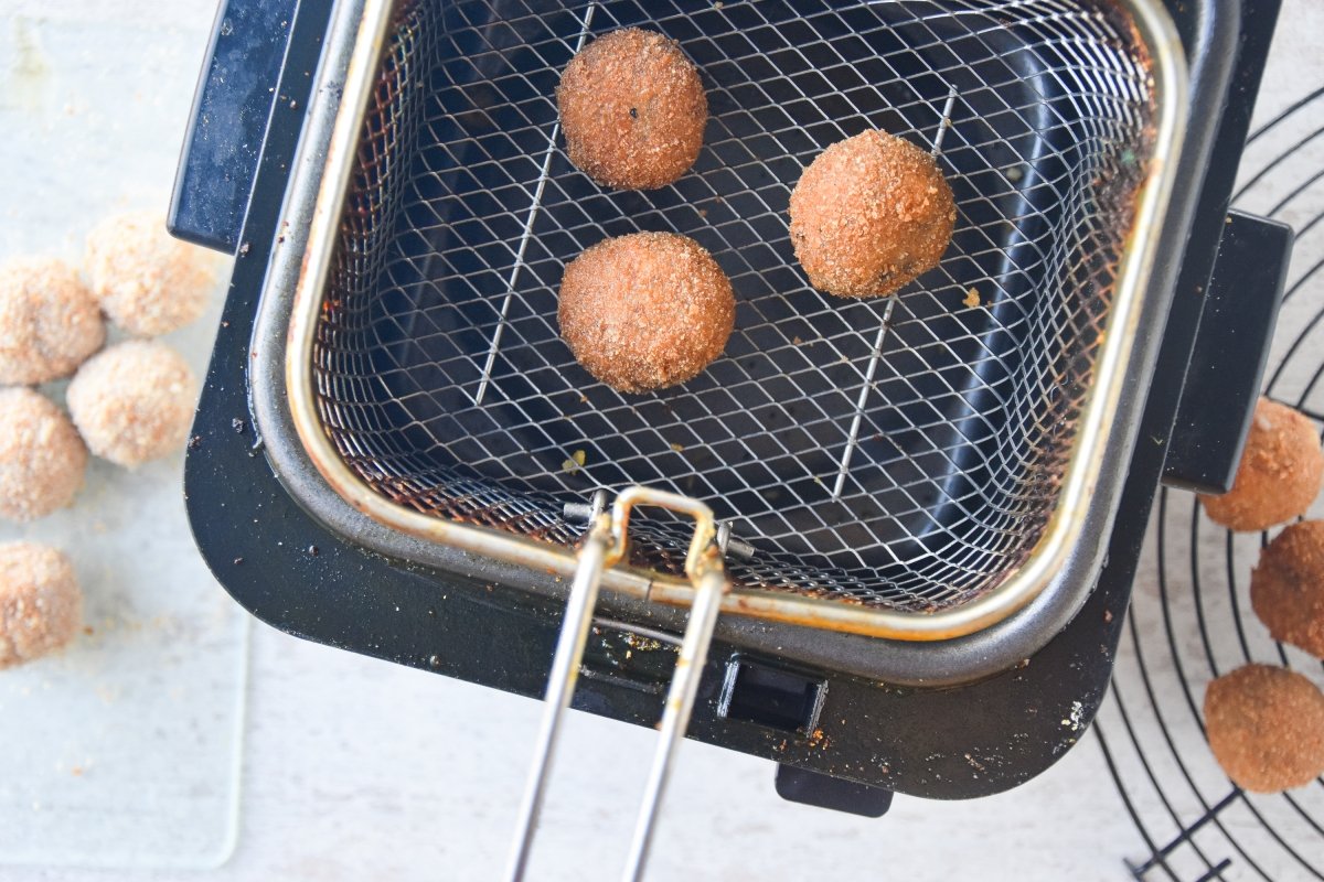 Freímos las croquetas de morcilla