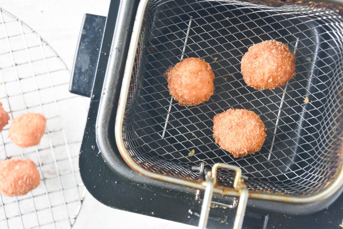Freímos las croquetas de pescado