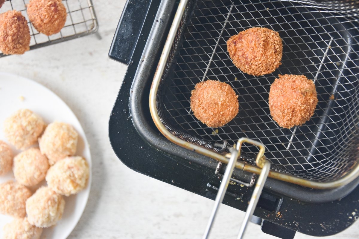 Freímos las croquetas de salmón