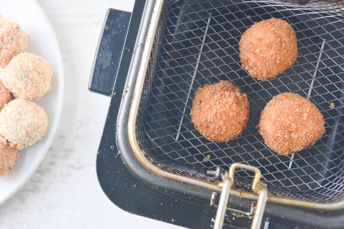 Freímos las croquetas de setas