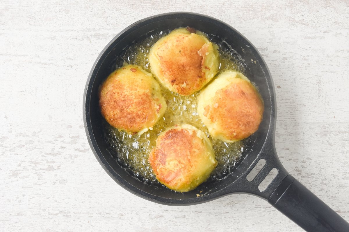Freímos las papas rellenas