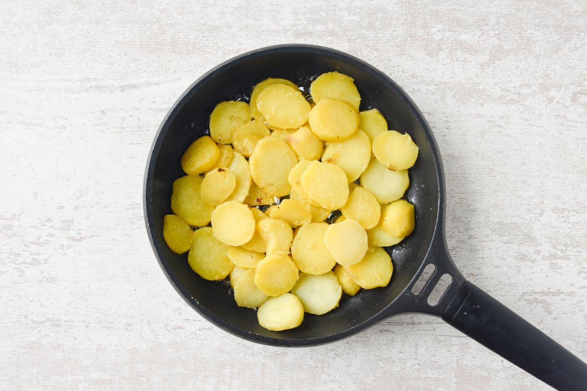 Freímos las patatas por un lado