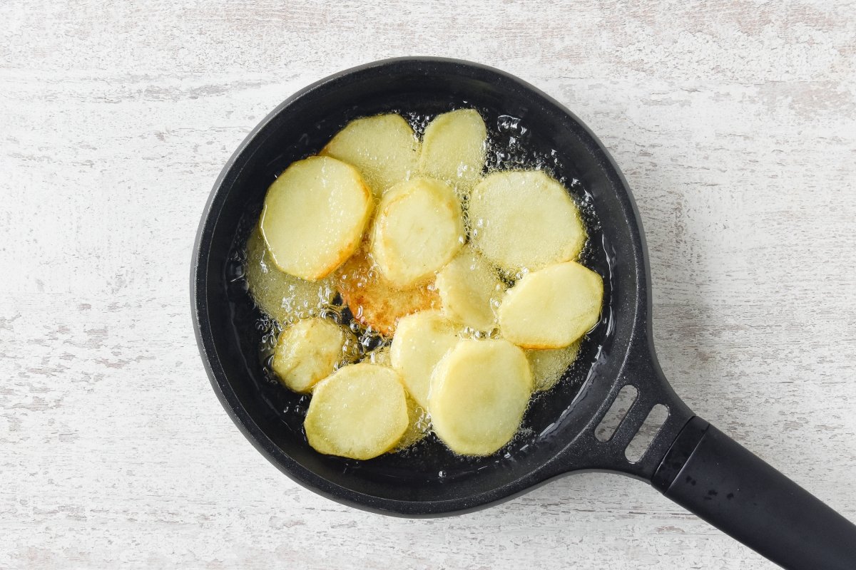 Freímos las patatas sin que queden crujientes