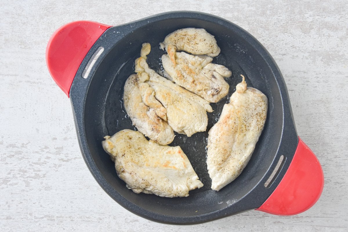 Freímos las pechugas enharinadas