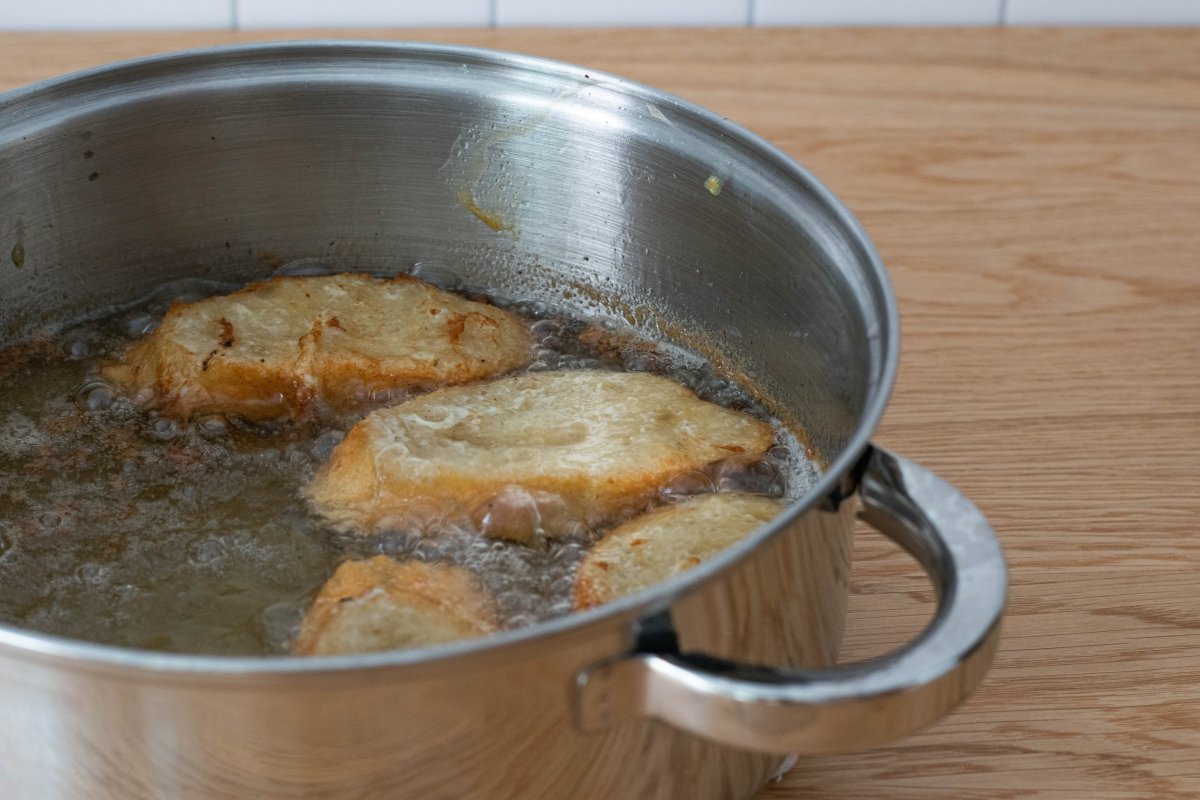 Freímos las torrijas de horchata