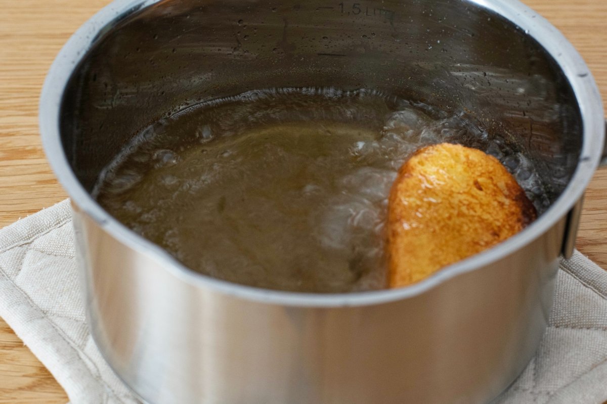 Freímos las torrijas de leche