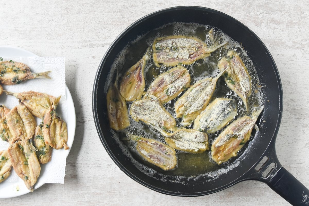 Freímos los boquerones en aceite caliente