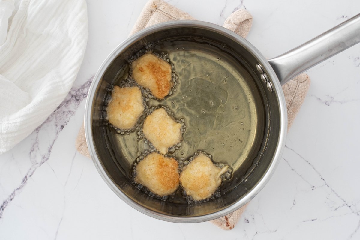 Freímos los buñuelos de manzana